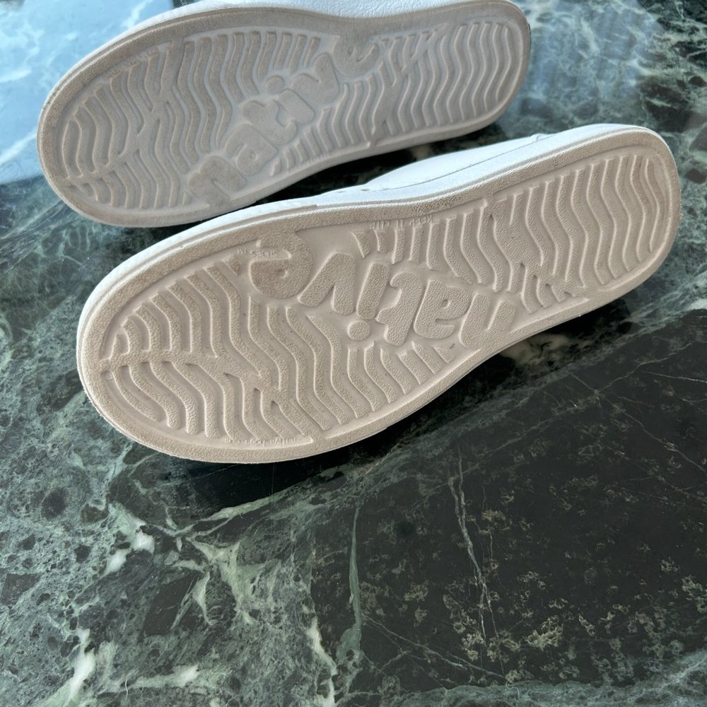 Boys Like New White Native Shoes Miles Slip On - Size 5 Big Kid - Picture 2 of 8